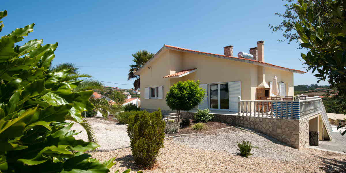 Uitzicht, grote tuin èn zwembad